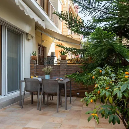 Maria & Philip's Garitsa Hideaway Daire